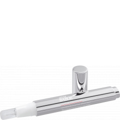The ultimate solution for demanding skin with wrinkles and expression lines. Ultimate Wrinkle Filler - 6 ml spatula