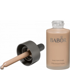 “Liquid powder” for a vibrant matte complexion. Mattifying Foundation 02 natural